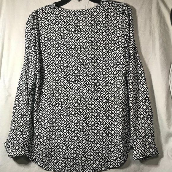 Jones New York Button Sleeve V Neckline 2 pockets Black/White Geometric Size M - Picture 2 of 2